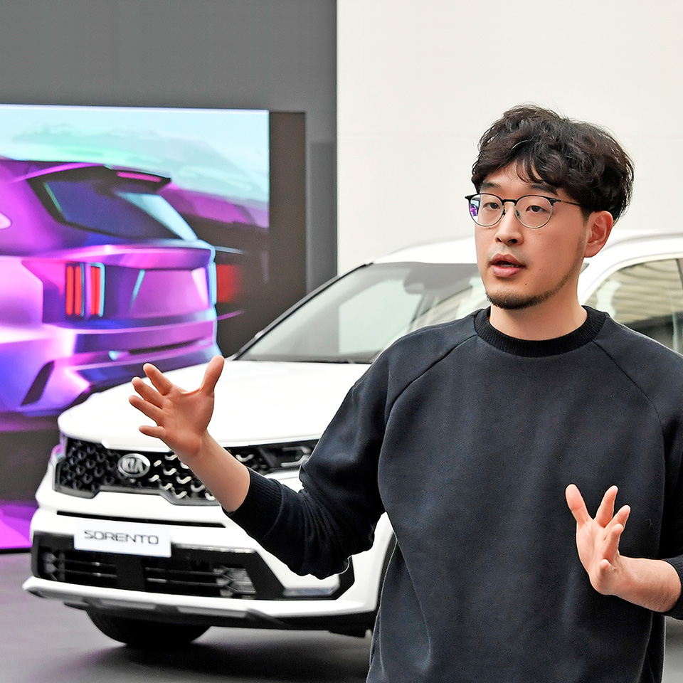 쏘렌토 디자인을 설명하는 서재원 책임연구원
