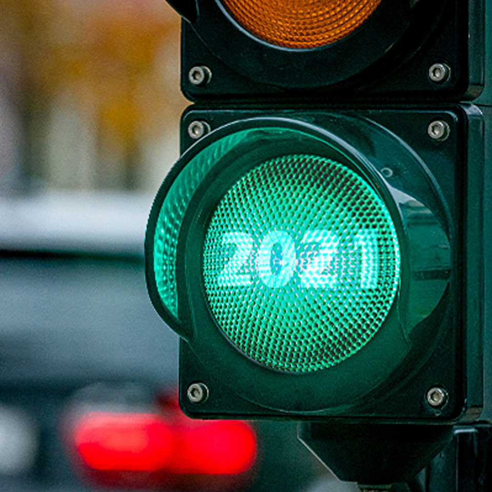 멈춰있는 차를 배경으로 파란색 신호등이 켜진 모습 2021