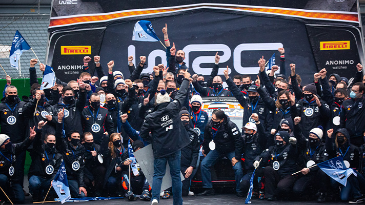 2020 WRC 제조사 부문 우승을 만끽하고 있는 현대모터스포츠팀 크루들