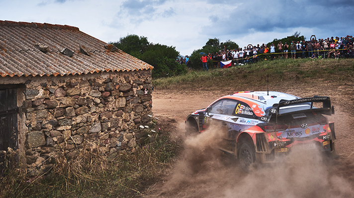 현대 i20 WRC 레이싱카의 후측면