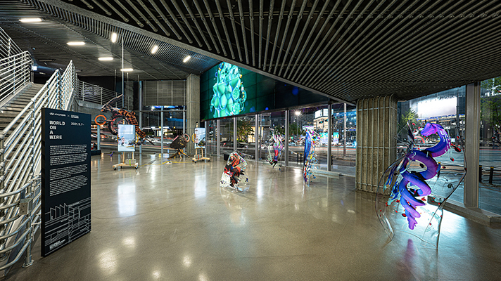 월드 온 어 와이어 조형물이 전신되어 있는 현대 모터스튜디오 내부 모습