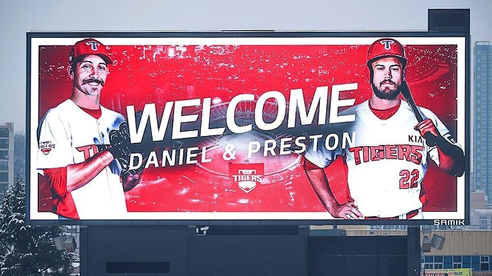 스프링캠프 전광판에 담긴 터커와 멩덴 선수 환영 화면, WELCOME, Daniel and Preston