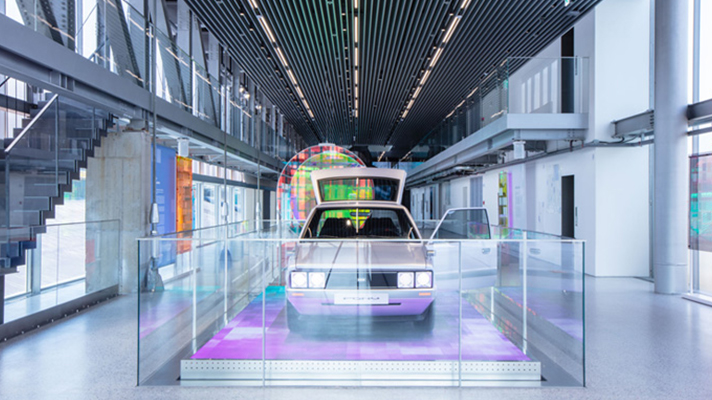 자동차를 투명한 벽으로 둘러싼 현대 모터스튜디오 내부 모습