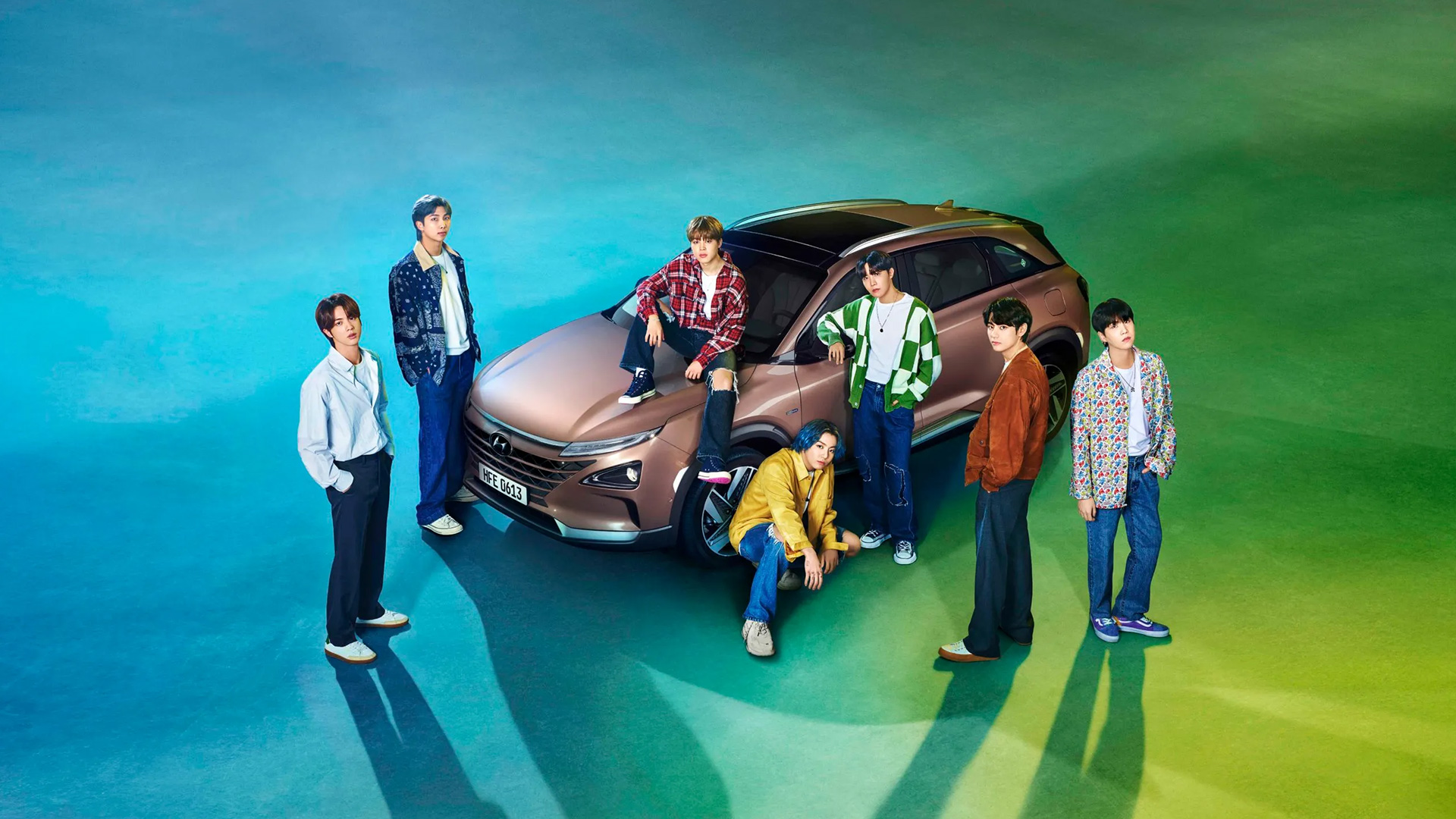캐쥬얼 의상의 BTS가 현대자동차와 함께 서 있는 모습