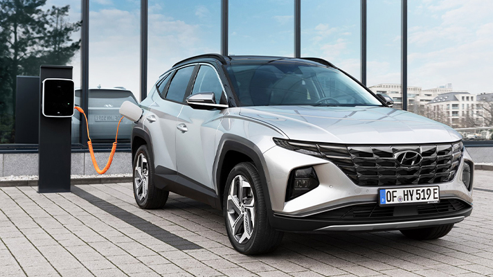 전기 충전 중인 현대자동차 투싼 PHEV 모델