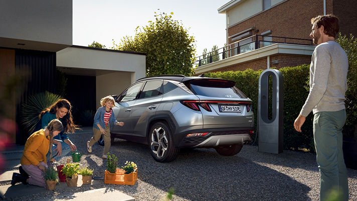 가정집 마당에서 충전 중인 투싼 PHEV