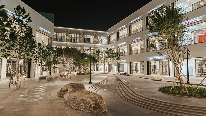 옥상 정원과 수경 시설을 도입한 대전 현대 프리미엄 아울렛 광장