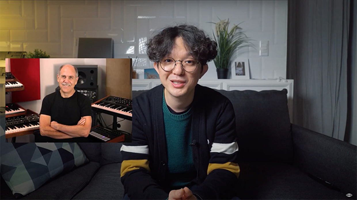 해외 뮤지션과 영상미팅를 하고 있는 이호진 모습