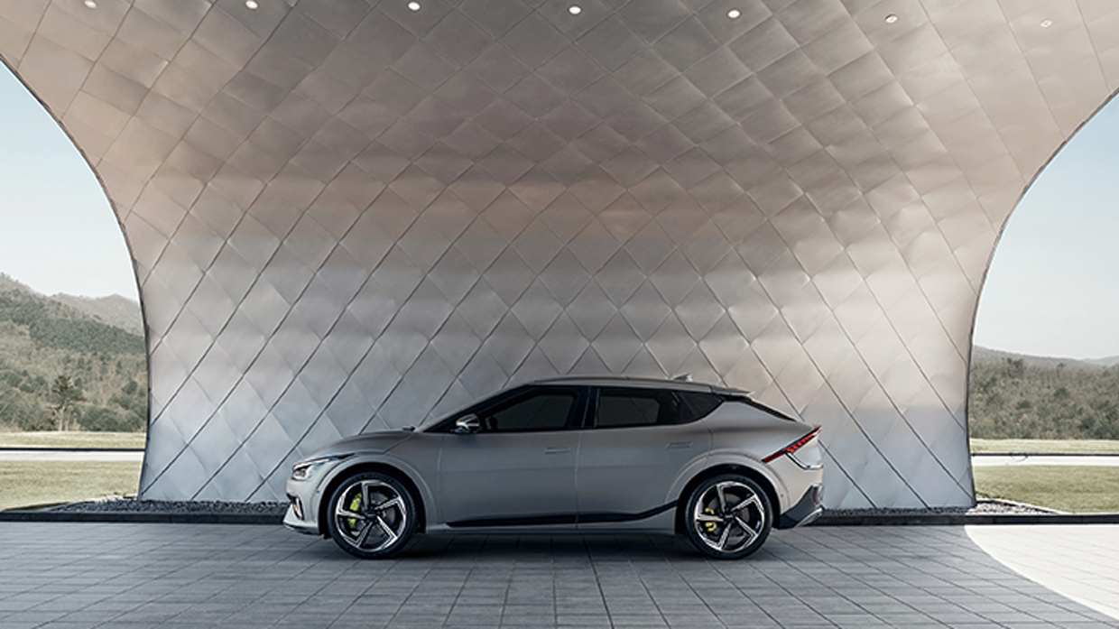 서 있는 기아 EV6 GT 측면 모습