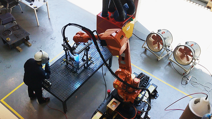 숙련공의 업무를 수행하고 있는 현대건설의 다관절 로봇 모습