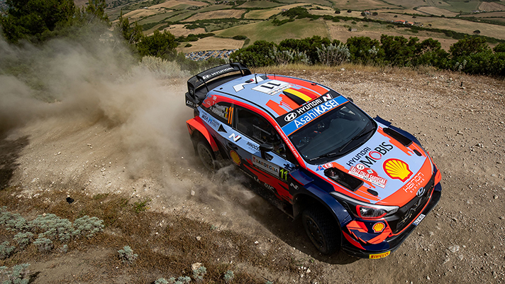 비포장도로를 달리는 i20 WRC 전측면