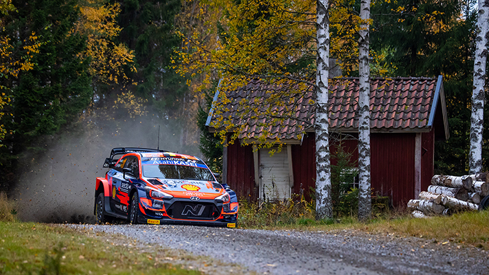 오두막 옆을 지나는 WRC car