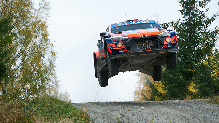 공중에 떠있는 WRC car