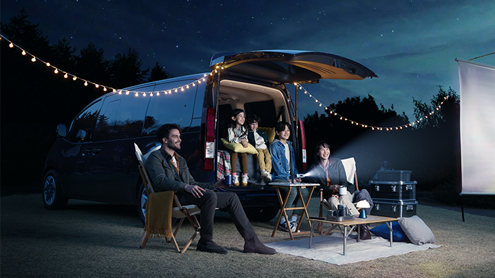 현대자동차 스타리아를 차박으로 활용하여 캠핑을 즐기는 가족 모습