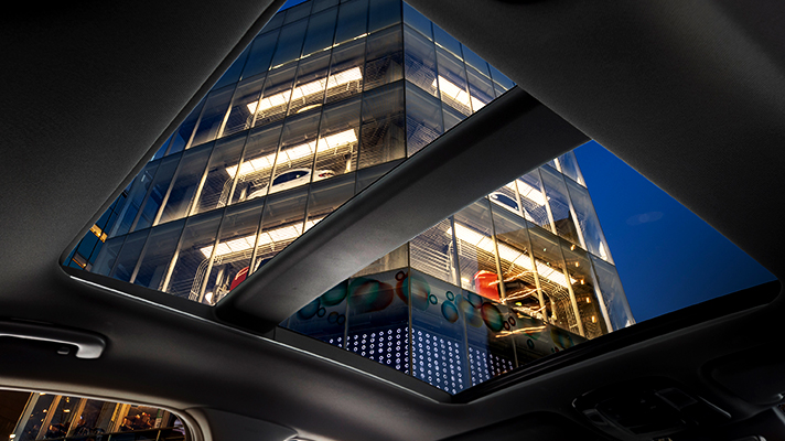 현대자동차 쏘나타 N의썬루프를 통해 본 고층건물의 모습
