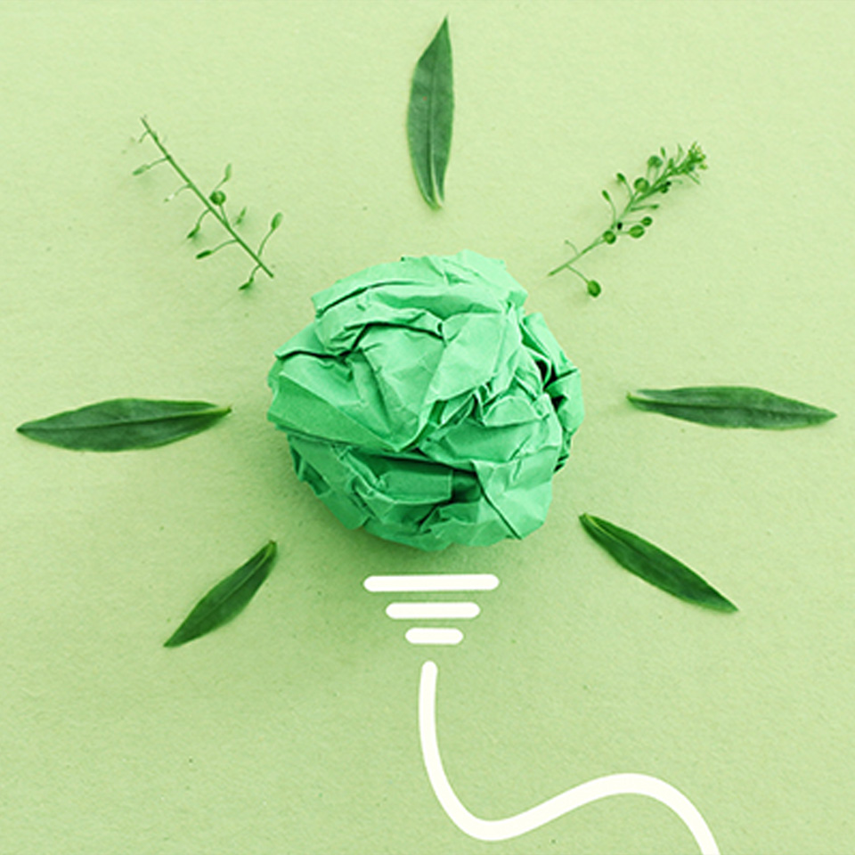 종이를 접어 녹색 전구를 형상화한 모습