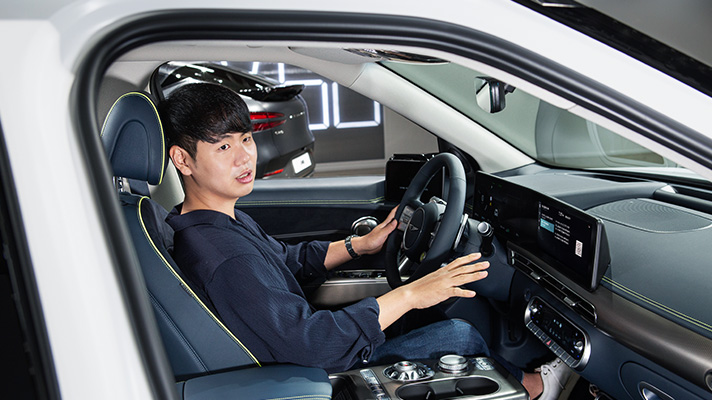 GV60 운전석에 앉아 인터뷰 중인 OTA 총괄팀 서대일 책임매니저