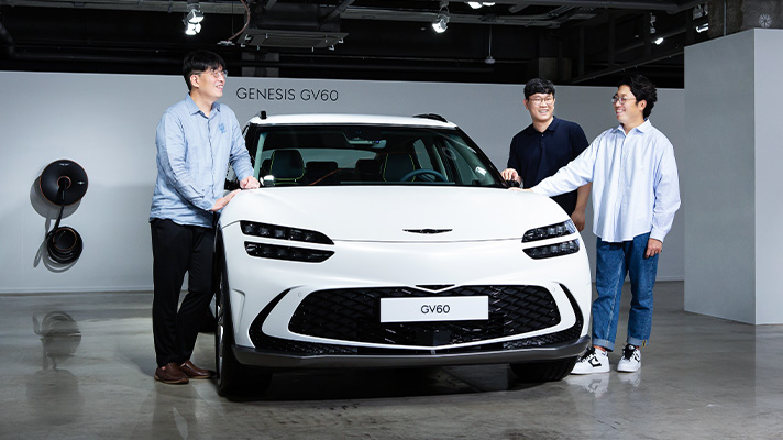 GV60 옆에 서 있는 전자네트워크 개발팀
