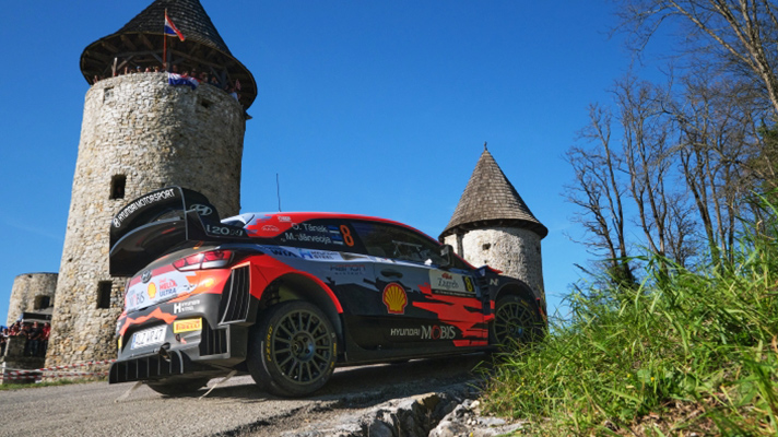 크로아티아의 성 앞을 주행하는 현대 i20 쿠페 WRC
