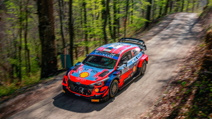 좁은 숲길을 달리는 현대 i20 쿠페 WRC