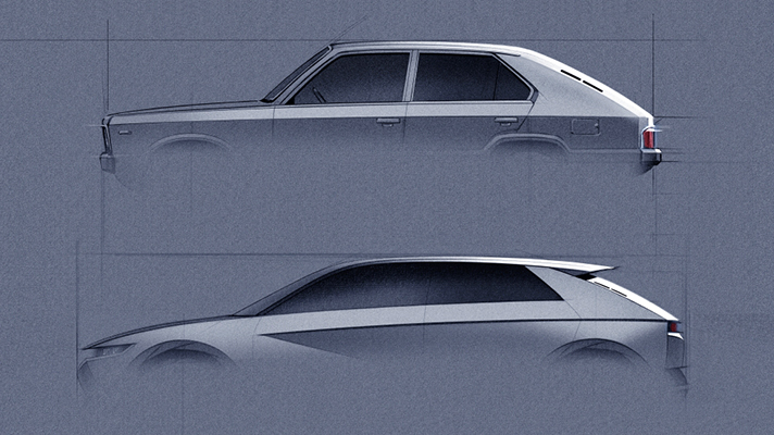 현대자동차 포니와 EV 45 콘셉트를 비교하는 모습
