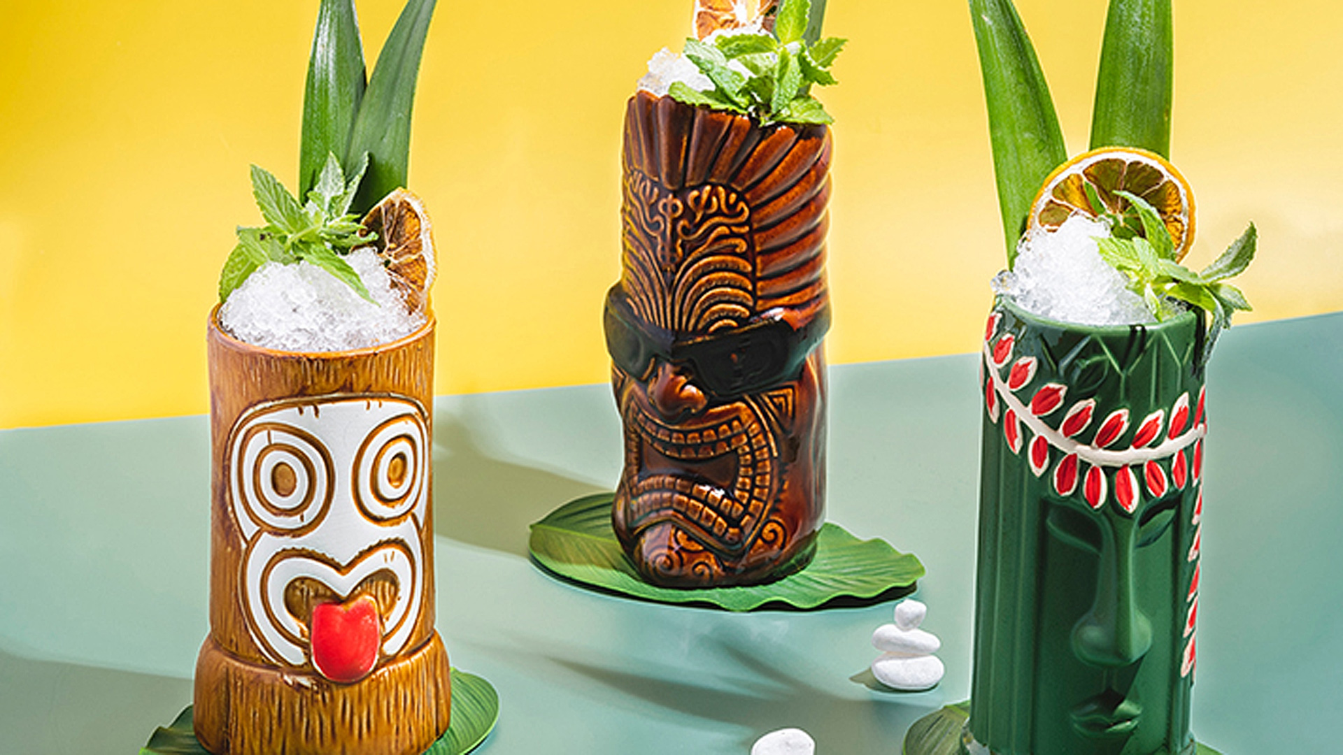 칵테일이 담겨있는 하와이 전통 동상 모양의 컵