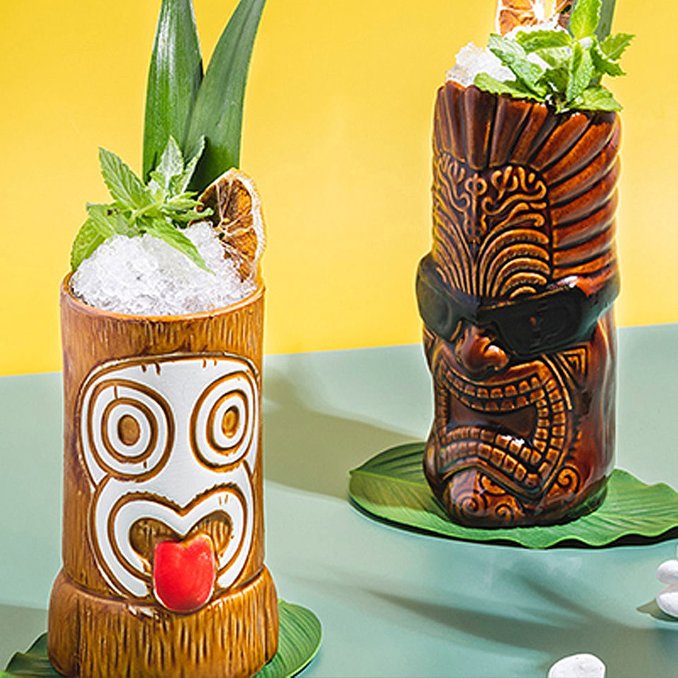 칵테일이 담겨있는 하와이 전통 동상 모양의 컵