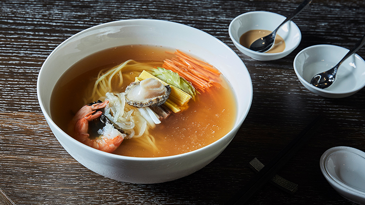 식탁 위에 올려진 중식 냉면