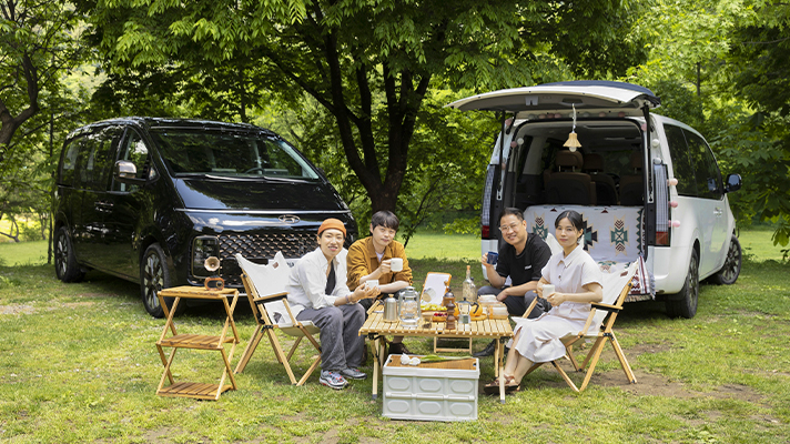 현대자동차 연구원들이 현대자동차 스타리아와 함께 캠핑을 즐기는 모습