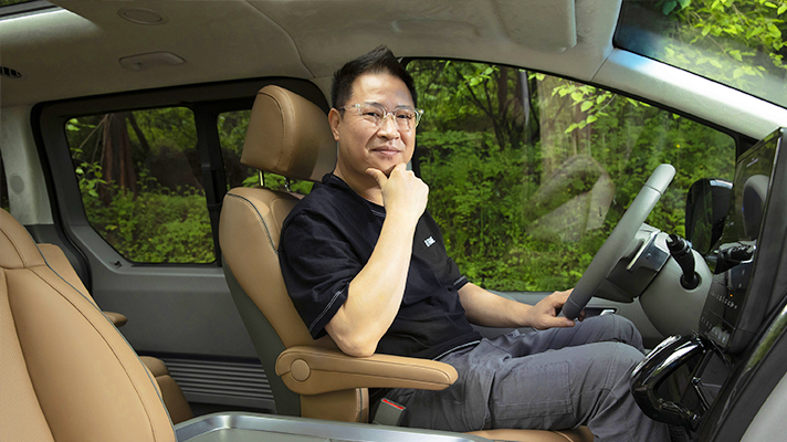 현대자동차 스타리아 운전석에 앉아 있는 서진혁 책임연구원