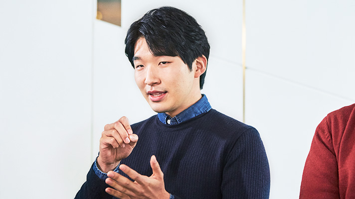쏘나타 히든라이팅 인터뷰를 하고 있는 정우주 연구원