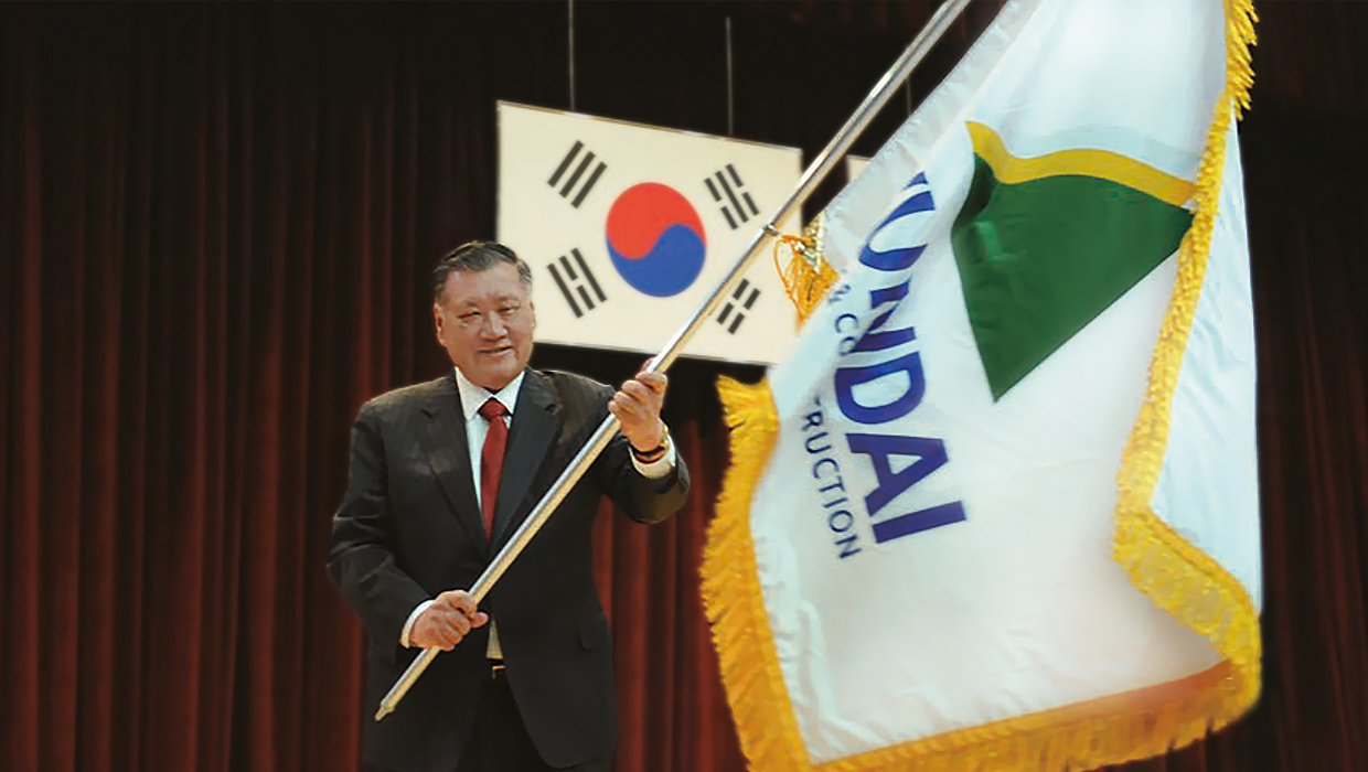 현대건설 로고가 새겨진 깃발을 흔들고 있는 정몽구 회장