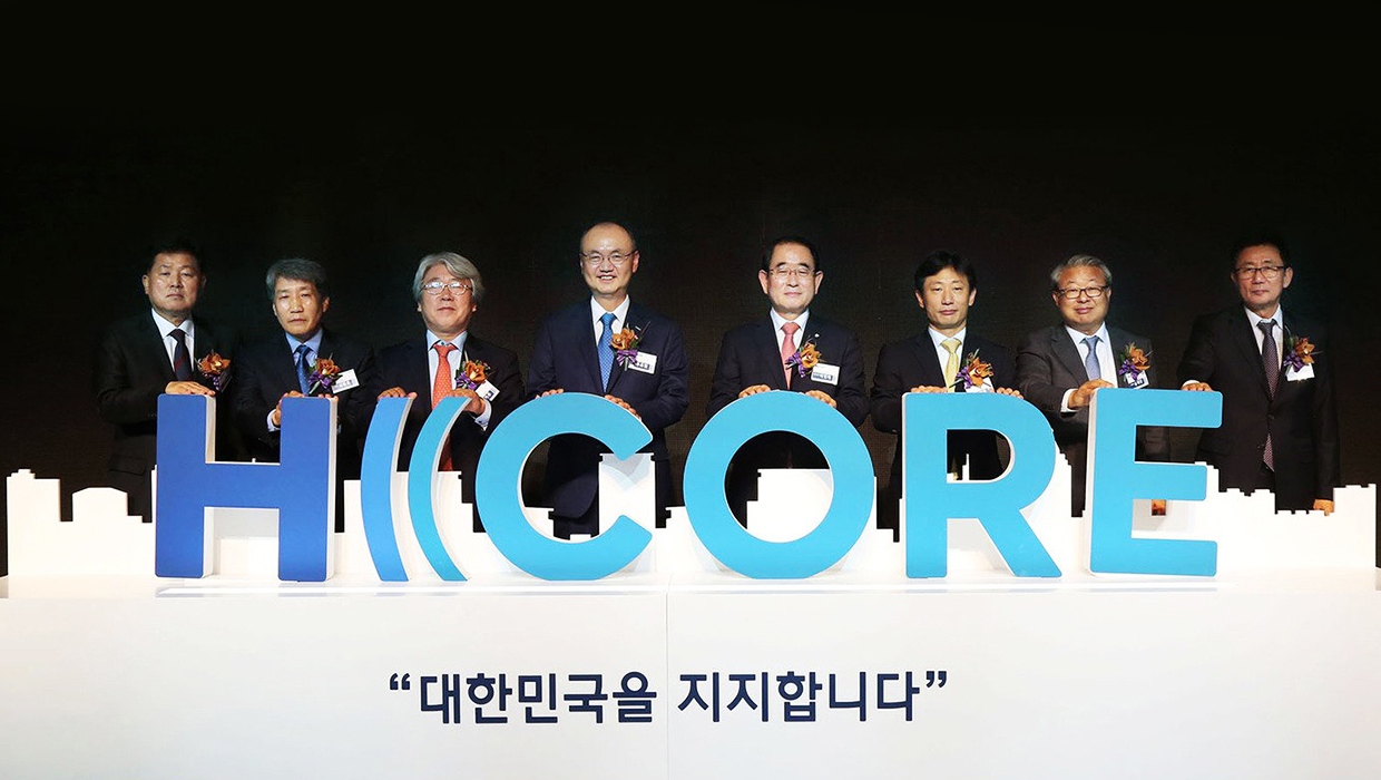 우유철(왼쪽 네번째) 현대제철 대표이사 부회장을 비롯한 현대제철 관계자들이 내진용 전문 철강재 브랜드 ‘H CORE’를 론칭하면서 기념촬영을 하고 있는 모습