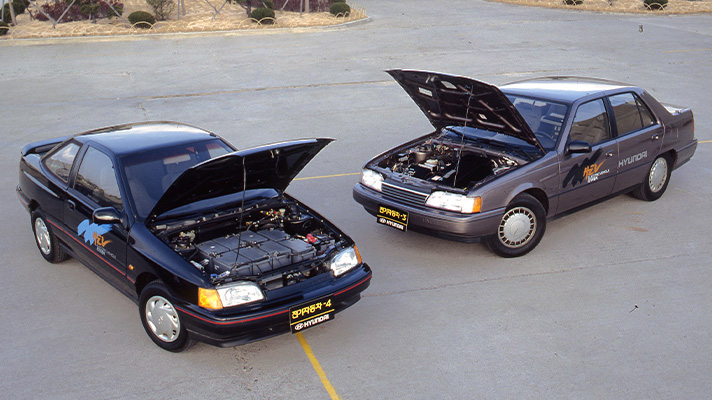 1993년과 1994년에 각각 공개한 쏘나타 전기차와 스쿠프 전기차