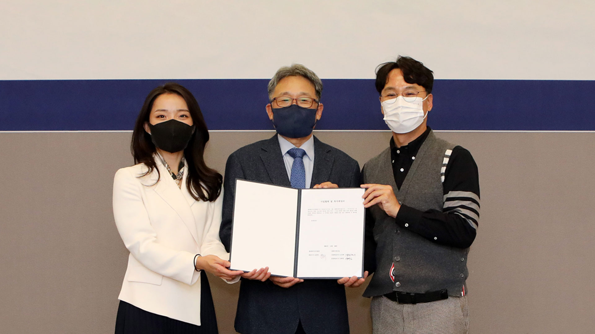 현대엔지니어링 암모니아 활용 청정수소 생산 사업 추진 협약식에서 세 명의 관계자들이 나란이 서서 협약서를 펼쳐든 채 포토타임을 가지는 모습