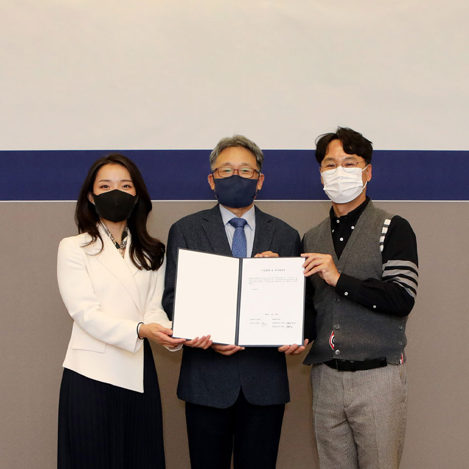 현대엔지니어링 암모니아 활용 청정수소 생산 사업 추진 협약식에서 세 명의 관계자들이 나란이 서서 협약서를 펼쳐든 채 포토타임을 가지는 모습
