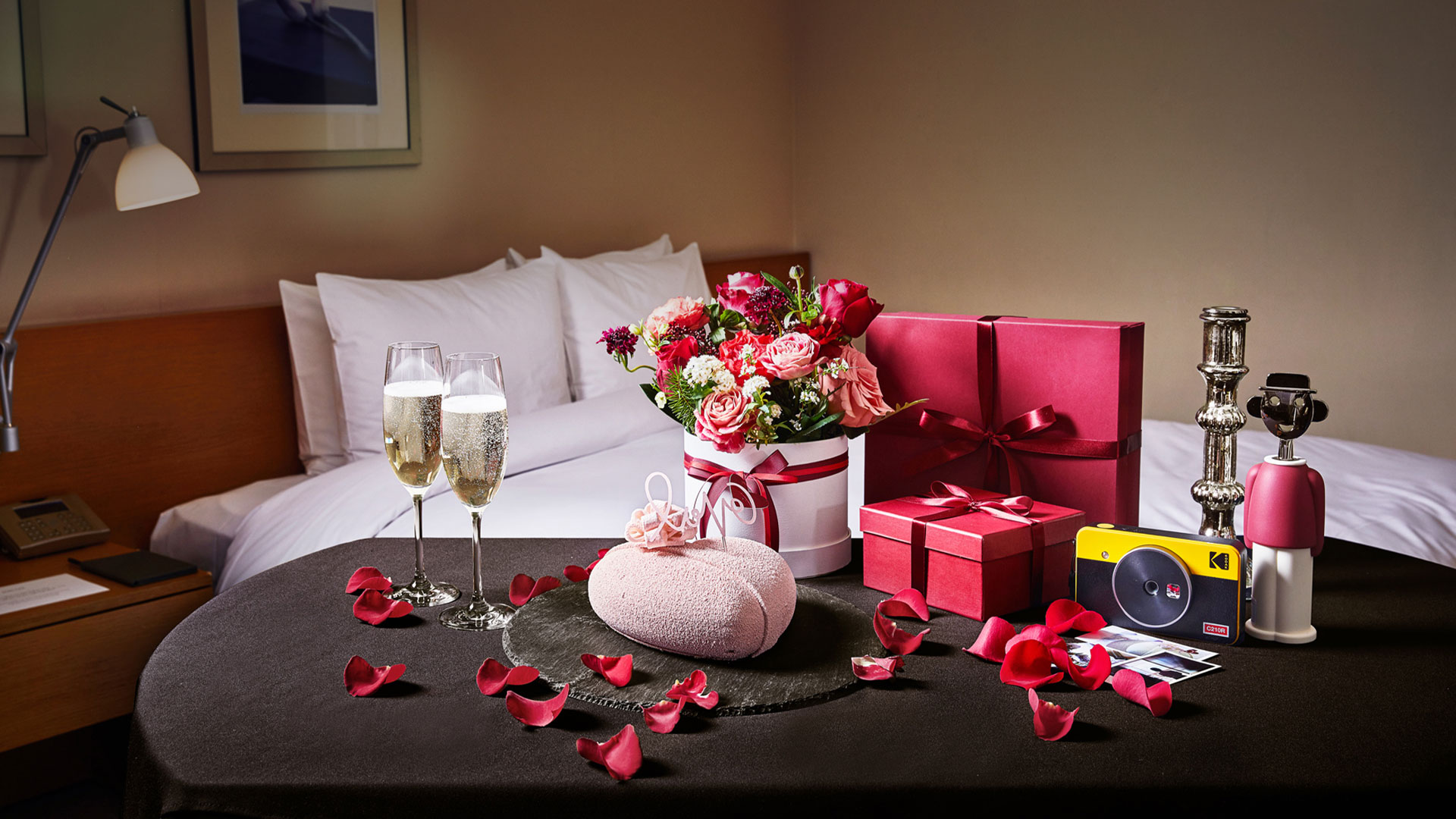 발렌타인 패키지 호텔 객실 내부가 꽃, 와인, 선물 등과 함께 아름답게 꾸며진 모습