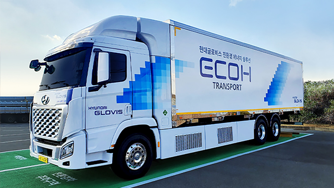 현대글로비스가 도로 운송에 도입한 친환경 수소전기 대형트럭인 엑시언트 수소전기 트럭이 서 있다