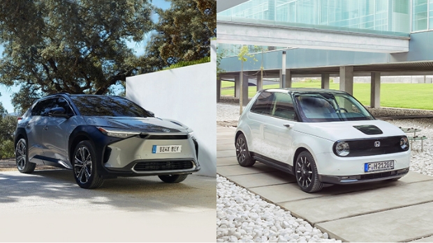 왼쪽은 도요타의 전기 SUV bZ4X 사진, 오른쪽은 혼다의 소형 전기 해치백 혼다 e 사진