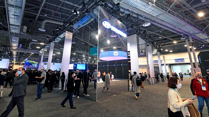 CES 2022의 현대자동차 부스 모습과 사람들