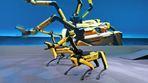 현대차그룹 모스턴 다이내믹스 4족 보행 로봇 헤드 부분에 로봇팔 형태의 부품을 부착했다