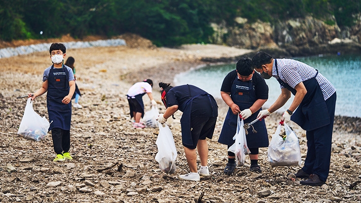 신시도에서 쓰레기를 줍는 사람들