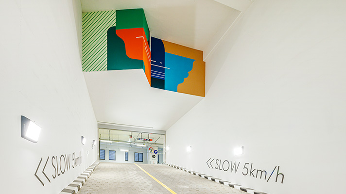 지하 주차장을 올라갈 때 정면에 보이는 벽에 정크하우스 작가와 협업한 색색의 아트월이 설치돼 있다
