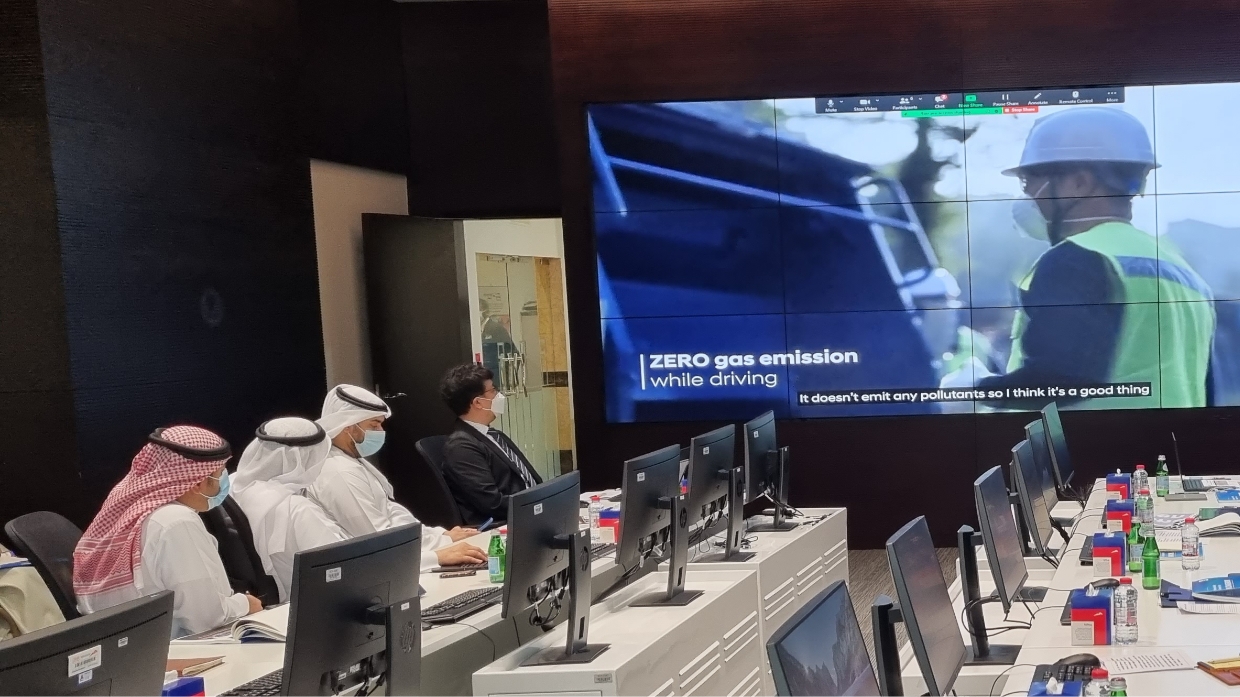 지난 1월 사우디아라비아에서 열린 '한-사우디 스마트 혁신 성장 포럼'에 참석한 사우디아라비아 대중교통국 관계자들이 디어 마이 히어로 영상을 보고 있다