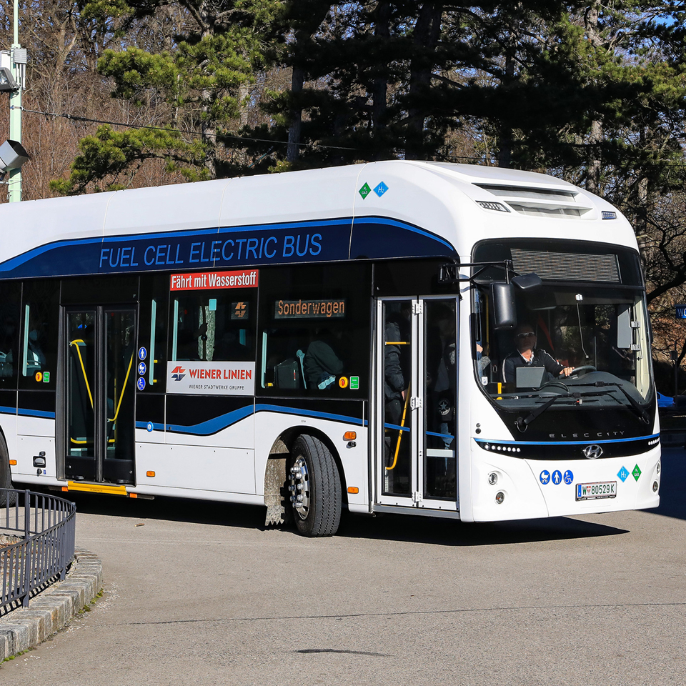 오스트리아 시내버스 정규노선에 투입된 현대차 수소전기버스 ‘일렉시티 FCEV’ 주행 모습