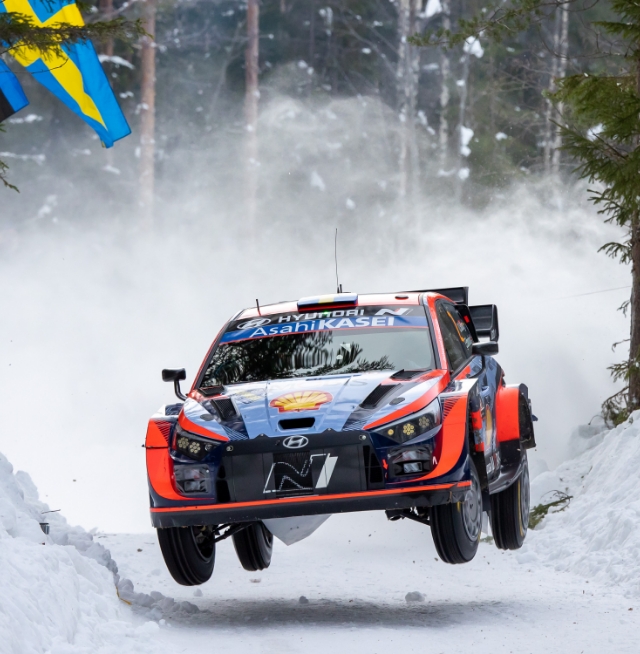 스웨덴 랠리에서 주행 중 점프한 현대 i20 N WRC 랠리1