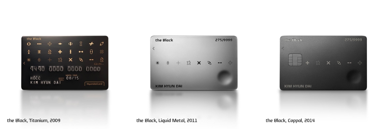 왼쪽부터 검은색, 은색, 먹색의 현대카드가 놓여 있다. 카드 겉면에 금색과 검은색, 은색의 금속 재질로 더하기, 곱하기 등 여러 문양이 새겨져 있다