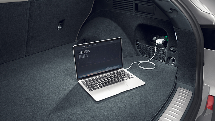 트렁크에서 노트북을 V2L 기능으로 충전 중인 GV70 전동화 모델의 모습