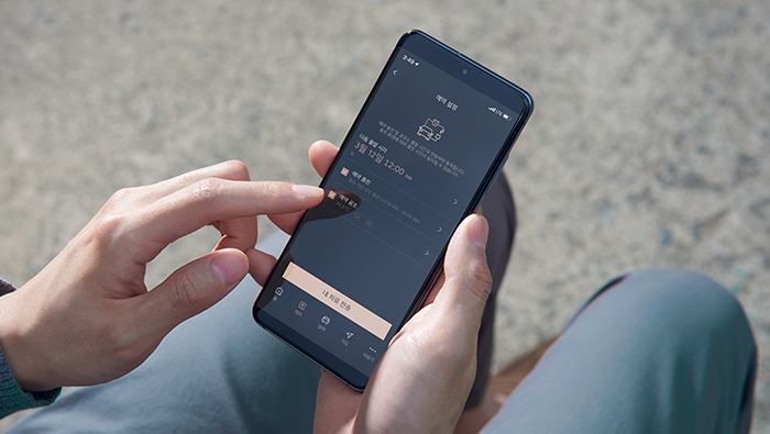 GV70 전동화 모델 고객이 사용할 EV 전용 앱의 사용 모습