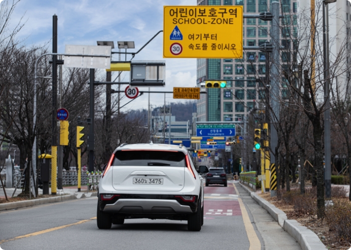 어린이보호구역을 주행하는 기아 니로
